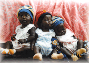 Ultimi tre gemellini nati e battezzati nel villaggio.